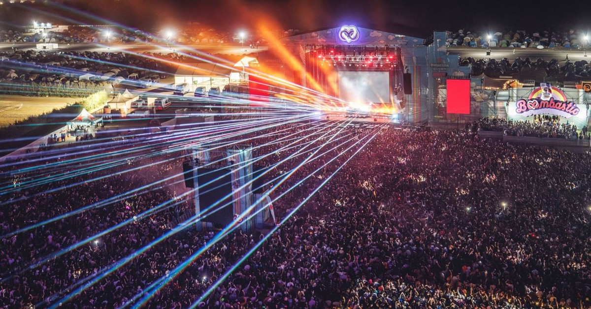 Imagen del Boombastic Asturias 2023 de noche con el público disfutrando de un concierto